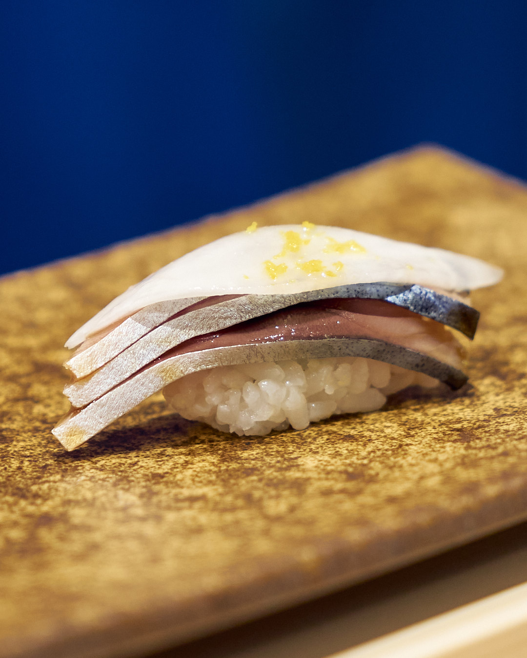 真鯖と柚子蕪 まさばとゆずかぶら|岩手県と京都府産
池ノ上駅から徒歩1分の完全予約制の寿司店です。メニューは、店主のおまかせコースのみ。季節野菜や旬の魚介を織りまぜた一品料理と江戸前の伝統を重んじながらも現代風に手心を加えた握りをお楽しみください。
ご予約はこちら https://www.sushinakao.com/
#江戸前鮨 #鮨なか尾 #予約制 #おまかせ #池ノ上 #寿司 #渋谷鮨 #世田谷鮨 #渋谷鮨 #tokyogourmet #edomaesushi #omakase #真鯖