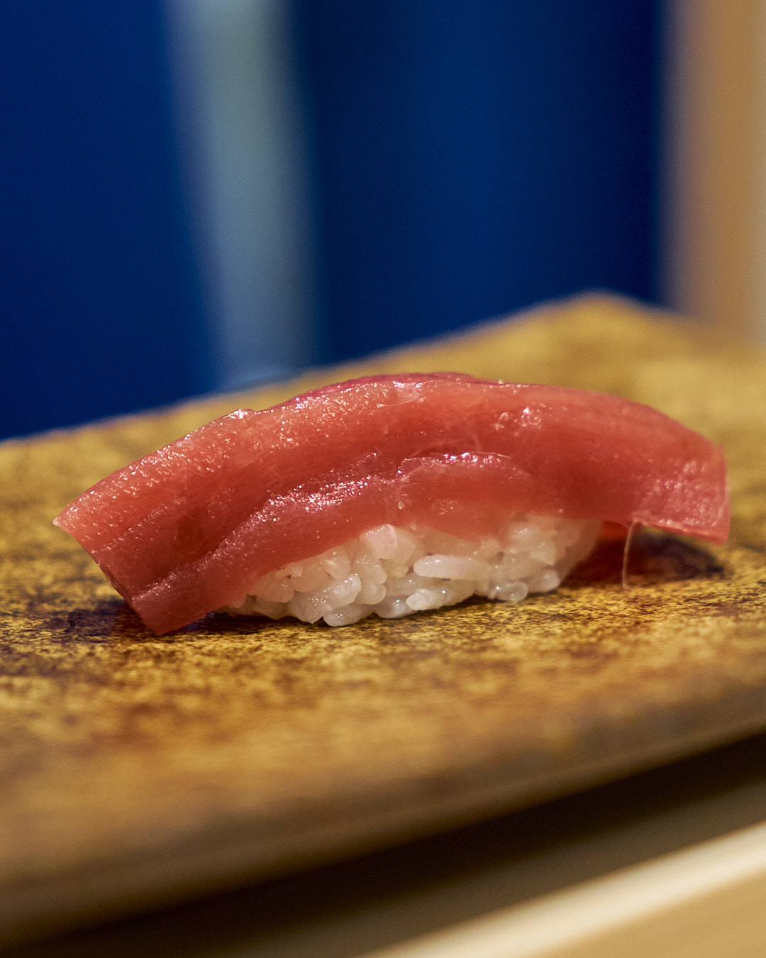 天然本鮪赤身 ほんまぐろあかみ|青森県下前真産
おまかせ握りコース 16,000円(税込)
池ノ上駅から徒歩1分の完全予約制の寿司店です。メニューは、店主のおまかせコースのみ。季節野菜や旬の魚介を織りまぜた一品料理と江戸前の伝統を重んじながらも現代風に手心を加えた握りをお楽しみください。
#江戸前鮨 #鮨なか尾 #予約制 #おまかせ #池ノ上 #寿司 #渋谷鮨 #世田谷鮨 #渋谷鮨 #tokyogourmet #edomaesushi #omakase #天然本鮪