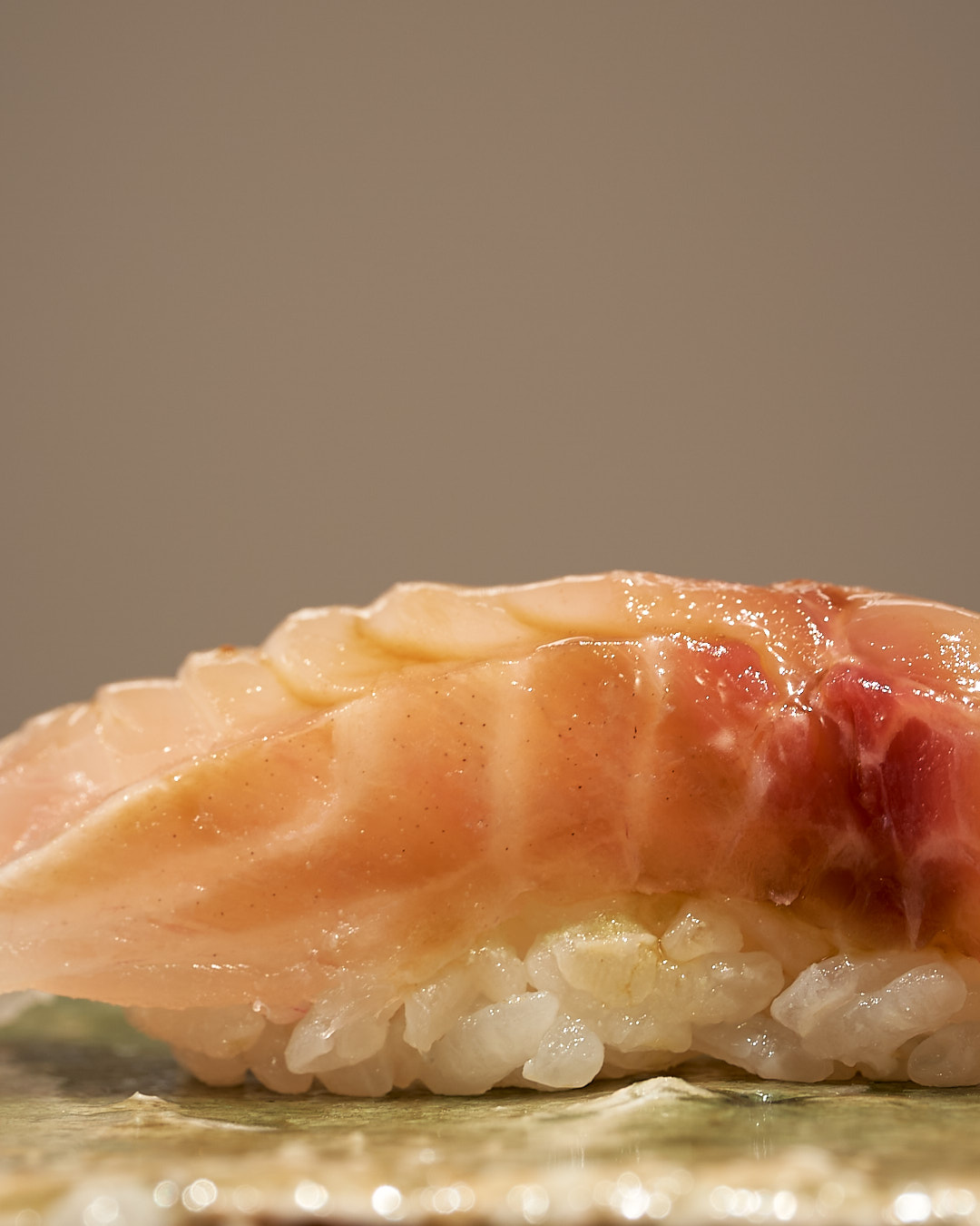 伊佐幾 いさき|長崎県対馬産
鮨なか尾「5周年記念コース」
料理二品・握り十五貫・汁椀・サービスドリンク付き
5周年限定特別価格:20,000円(税込)
※その日の最良の食材を使用するため、内容が一部変更となる場合がございます。
▼ご予約・詳細はこちら
公式WEBサイト:
https://www.sushinakao.com/
ご予約ページ:
https://www.tablecheck.com/ja/sushinakao/reserve/message