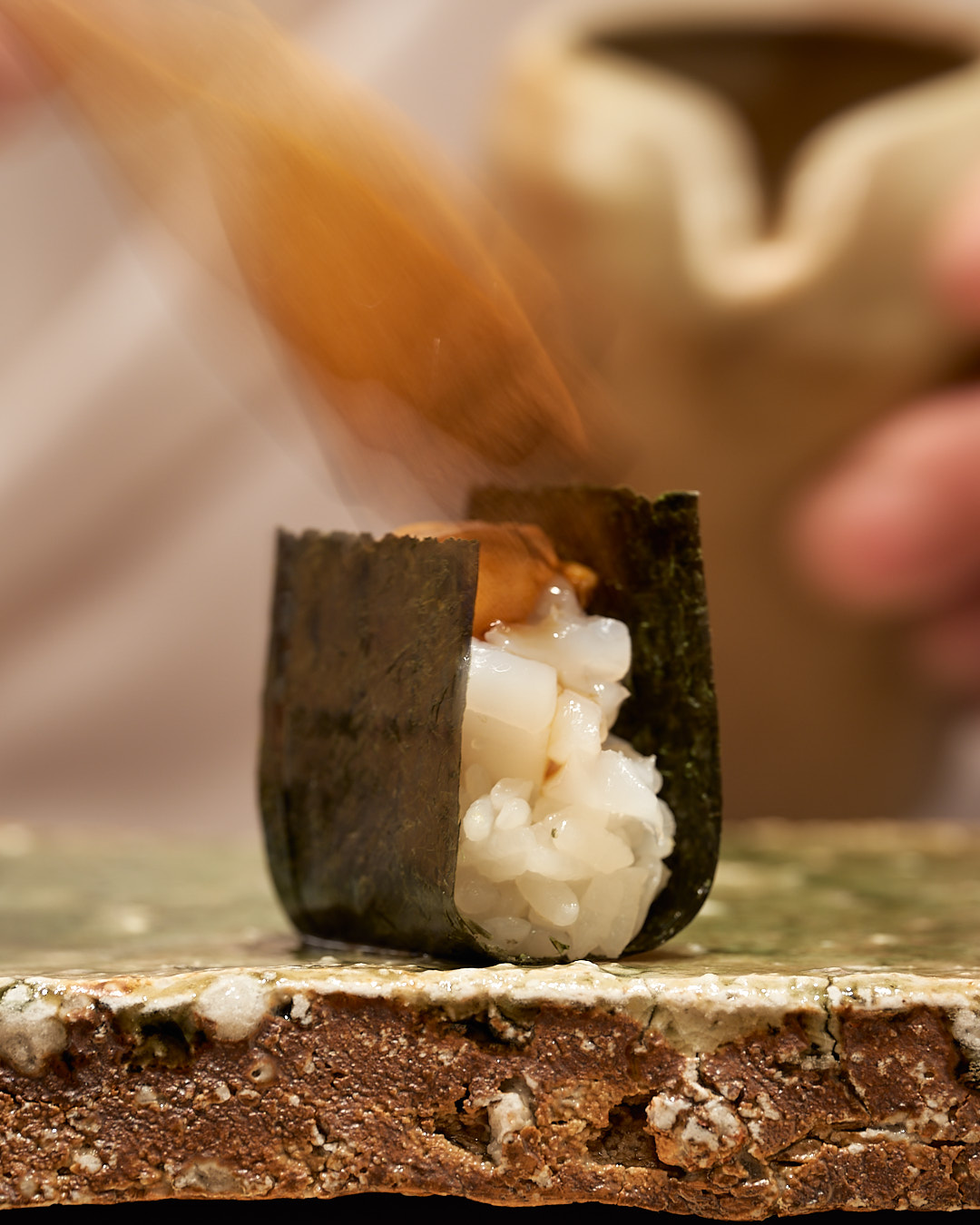 墨烏賊と馬糞海胆 すみいかとばふんうに|富山県と北海道産
鮨なか尾「5周年記念コース」
料理二品・握り十五貫・汁椀・サービスドリンク付き
5周年限定特別価格:20,000円(税込)
▼ご予約・詳細はこちら
公式WEBサイト:https://www.sushinakao.com/
ご予約ページ:https://www.tablecheck.com/ja/sushinakao/reserve/message