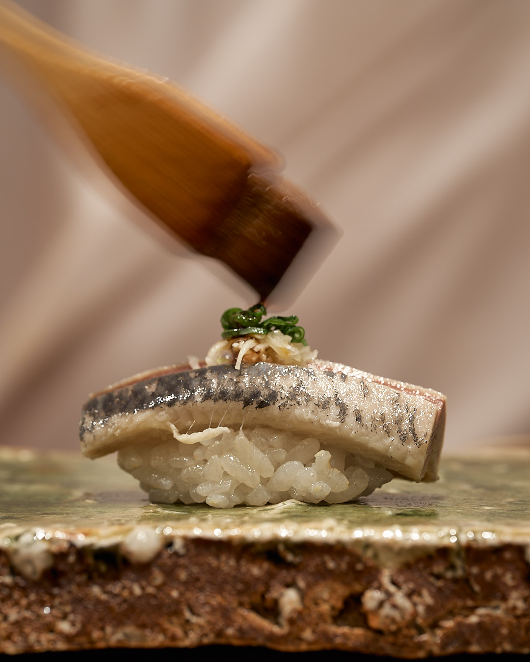 鰯 いわし|石川県産
鮨なか尾「5周年記念コース」
料理二品・握り十五貫・汁椀・サービスドリンク付き
5周年限定特別価格:20,000円(税込)
※その日の最良の食材を使用するため、内容が一部変更となる場合がございます。
▼ご予約・詳細はこちら
公式WEBサイト:https://www.sushinakao.com/
ご予約ページ:https://www.tablecheck.com/ja/sushinakao/reserve/message
#江戸前鮨 #鮨なか尾 #予約制 #おまかせ #池ノ上 #寿司 #渋谷鮨 #世田谷鮨 #tokyogourmet #edomaesushi #omakase