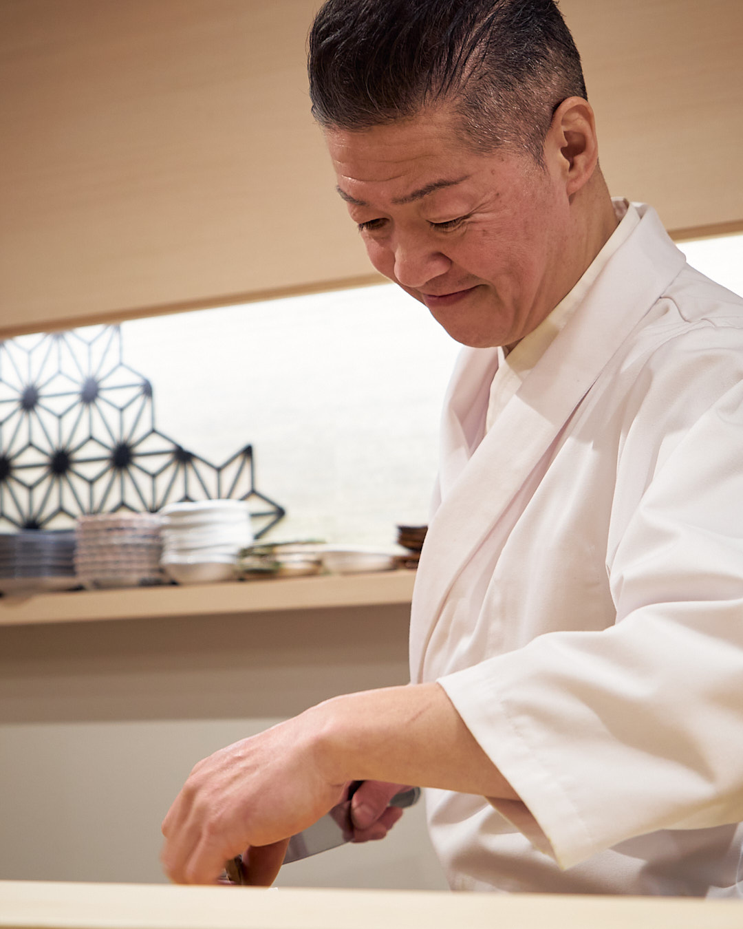 鮨なか尾は、おかげさまで5周年を迎えることができました。
日頃よりご愛顧いただいている皆さまへの感謝の気持ちを込めて、本ご案内をご覧いただいた方限定で「5周年記念コース」をご用意いたしました。料理二品、握り十五貫と汁椀、さらにサービスドリンク(生ビールまたはソフトドリンク)をお付けして、5周年限定特別価格:20,000円(税込) にてご提供いたします。この機会にぜひ、鮨なか尾の旬の味わいをご堪能ください。
▼ご予約・詳細はこちら
公式WEBサイト:https://www.sushinakao.com/
ご予約ページ:https://www.tablecheck.com/ja/sushinakao/reserve/message